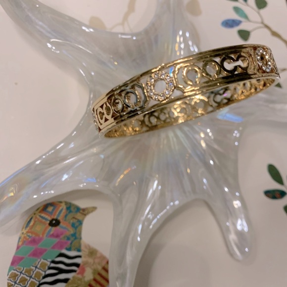 ⭐️ ✨💫COACH NWOT STUNNING GOLD AND CRYSTAL LATTICE SIGNATURE C BANGLE PRISTINE - Picture 5 of 7